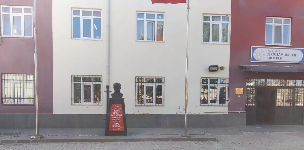 Bor’da okul müdürü değişti, Atatürk ilkeleri gitti!