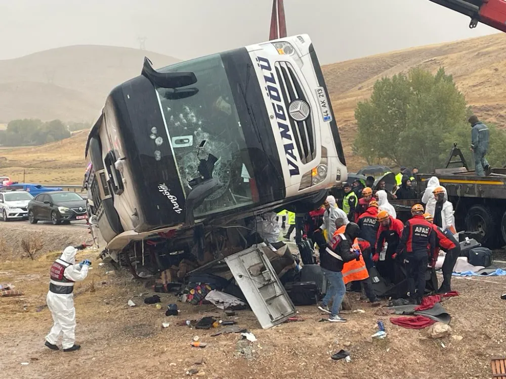 Yolcu otobüsü devrildi, 7 kişi öldü, 40 kişi yaralandı