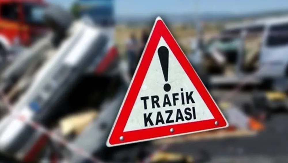 Reklam panosuna çarpan araç hurdaya döndü: 3 kişi öldü