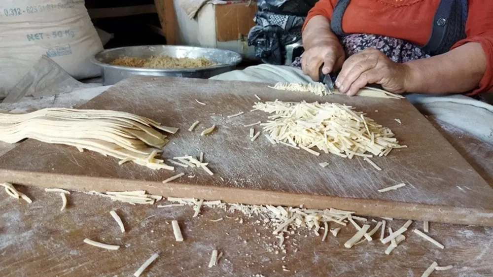 Kadınların asırlık geleneği “erişte” mesaisi