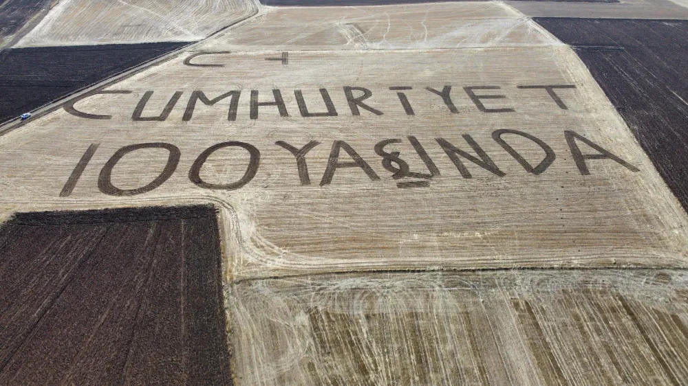 Çiftçi tarlasına 