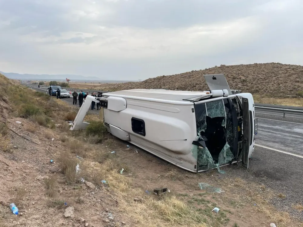 Niğde-Kayseri yolunda minibüs devrildi: 15 kişi yaralandı