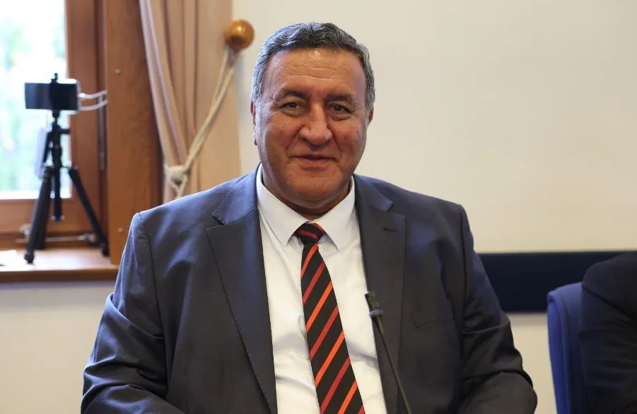 Gürer: Öğretmen önlük değil ikramiye bekliyor