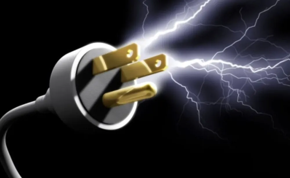 Elektrik akımına kapılıp çatıdan düşen genç öldü