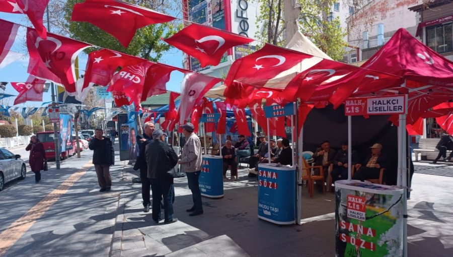 Niğde’de siyasi partilerin stant yarışı