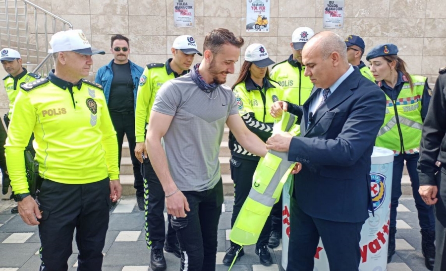 Niğde’de motosiklet kullanıcılarına reflektör yelek dağıtıldı