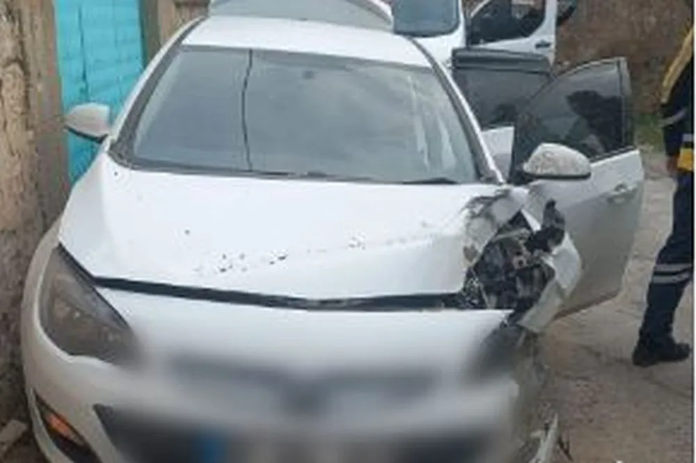 Niğde’de şüpheli aracı kovalayan polisler kaza yaptı