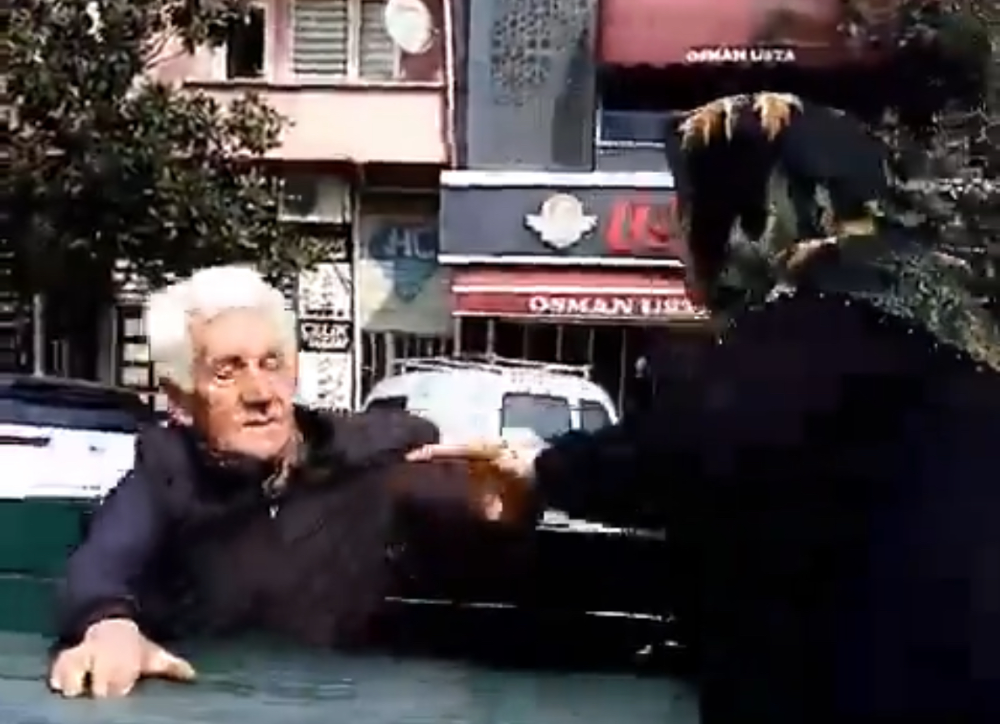 Kocası Ölen Kadın Kendini Rahatsız Eden Adamı Dövdü! 