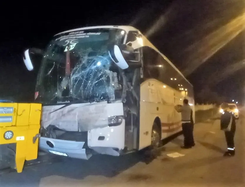 Niğde – Aksaray Yolunda tırla otobüs çarpıştı 3 kişi yaralandı