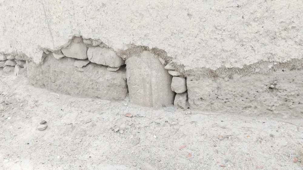 İnanılmaz Ama Gerçek! Kemerhisar’da evin temelinde tarihi taşlar kullanılmış