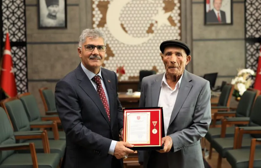 Vali Çelik’ten hayırsevere madalya ve berat belgesi
