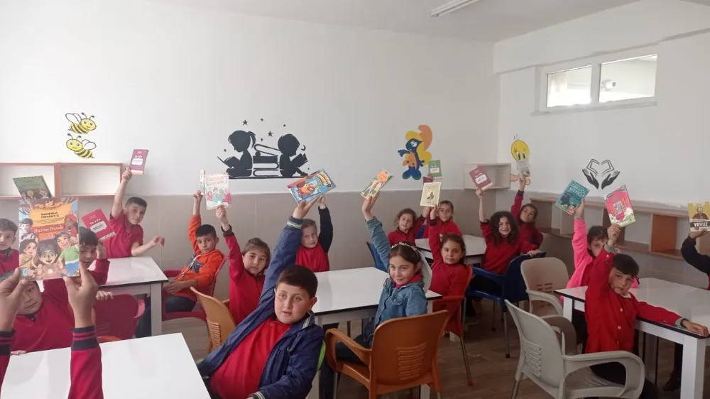 Liselilerden ilkokul öğrencilerine kitap desteği