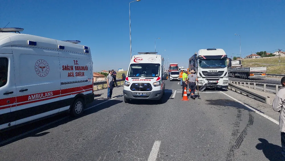 Tırdan dökülen malzeme zincirlemeye kazaya neden oldu: 11 yaralı