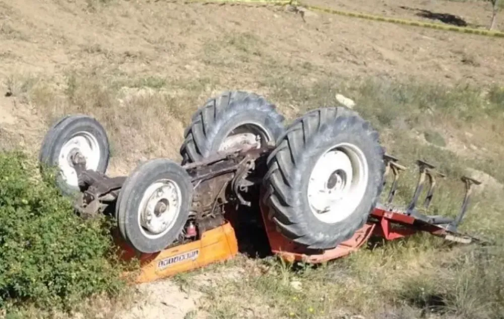 Traktör dereye devrildi: 1ölü