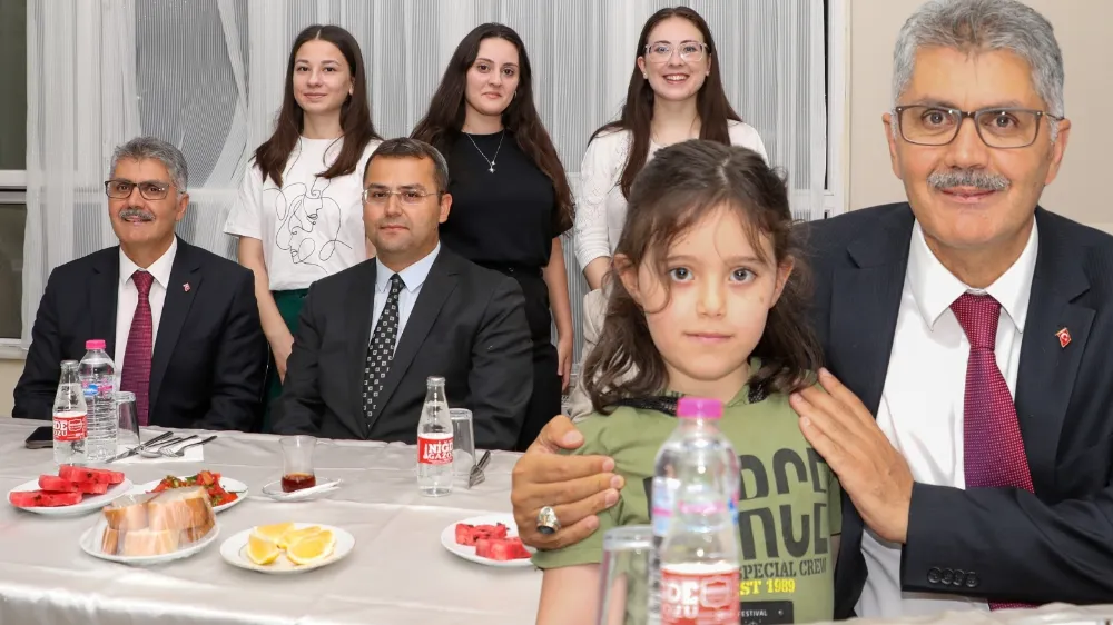 Yetim Gülerse Dünya Güler