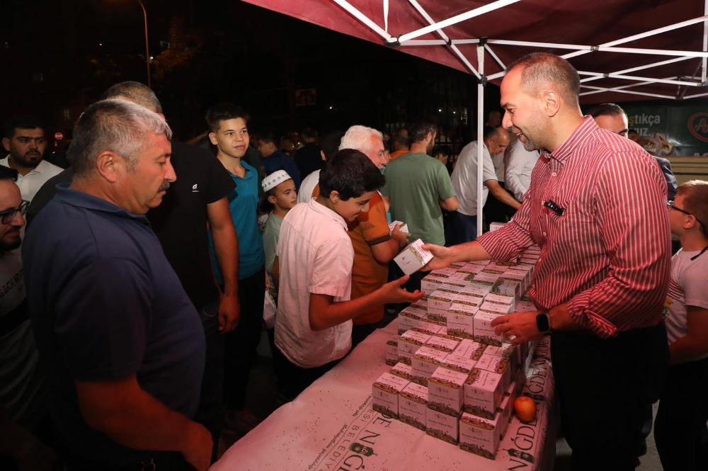 Başkan Özdemir Kandil Simidi Dağıttı İbadet Sonrası Vatandaşlarla Sohbet Etti