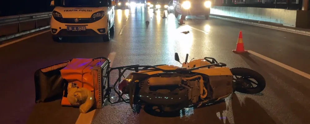 Bariyerlere çarpan motosikletli kurye hayatını kaybetti