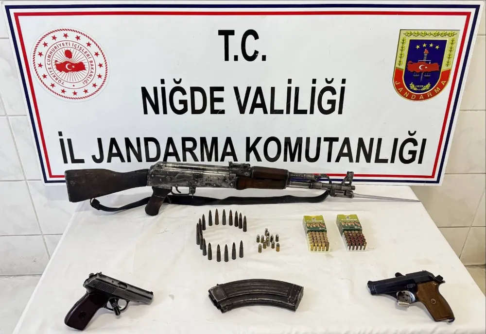 NİĞDE’DE BİR EVDEN KALEŞNİKOF VE TABANCALAR ÇIKTI!