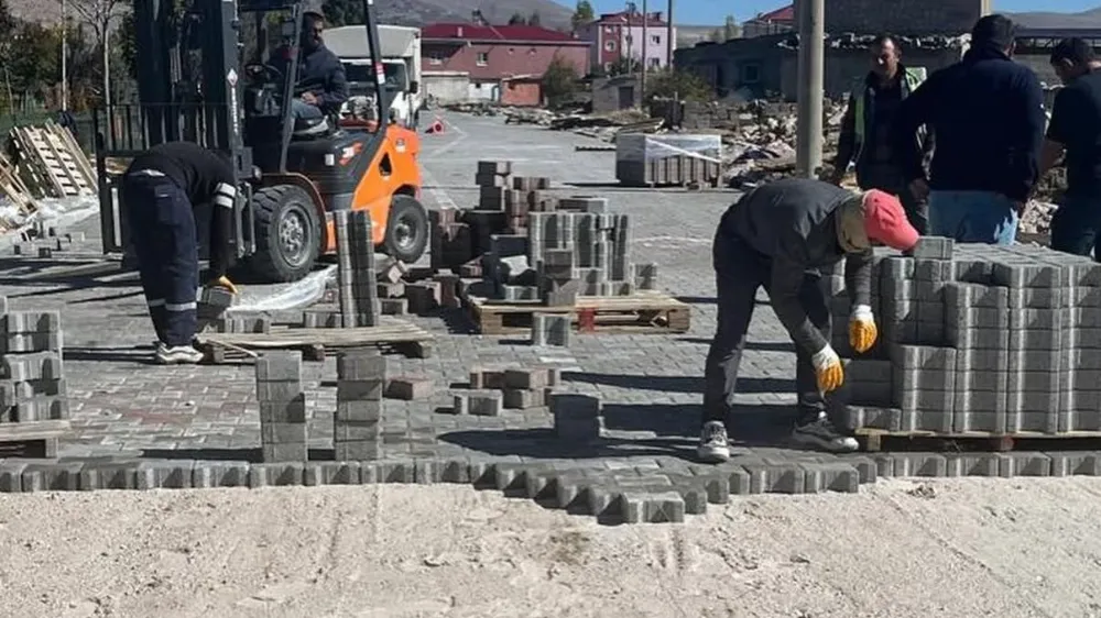 ÇİFTLİK’TE PARKE YOL ÇALIŞMALARINDA SONA GELİNDİ