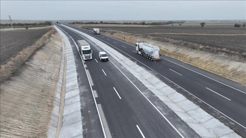 “MELODİLİ YOL”DAN GEÇENLER MEHTER MARŞI EŞLİĞİNDE YOLCULUK YAPIYOR