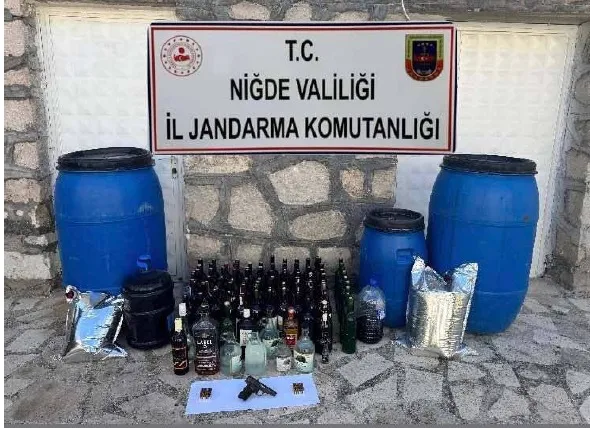 BOR’DA KAÇAK ALKOL OPERASYONU: 550 LİTRE EL YAPIMI ŞARAP ELE GEÇİRİLDİ