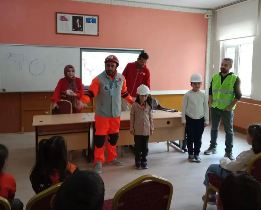NİĞDE’DE ARAMA KURTARMA EKİPLERİ ÖĞRENCİLERLE BULUŞTU