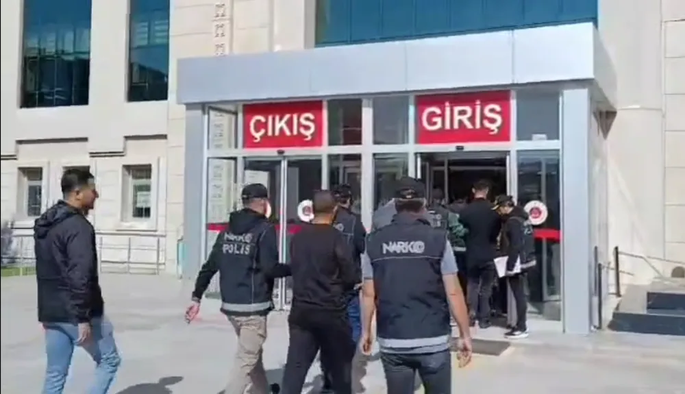 NİĞDE’DE KIRMIZI BÜLTENLİ SUÇLU YAKALANDI (VİDEO HABER)