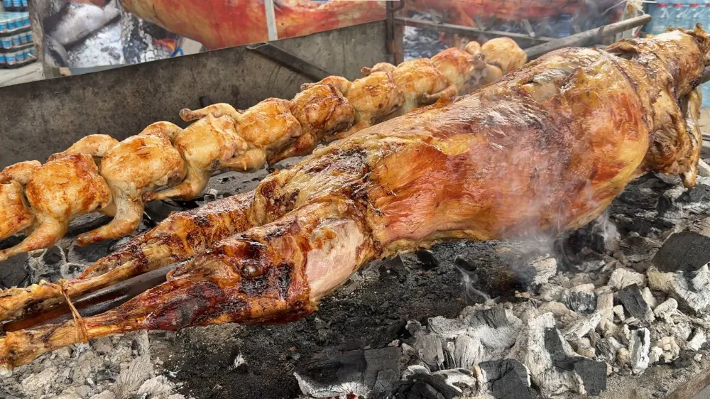 32 YILLIK USTANIN KUZU ÇEVİRMESİ, NİĞDE GASTRO FESTİVALİ’NE DAMGA VURDU (VİDEO HABER)