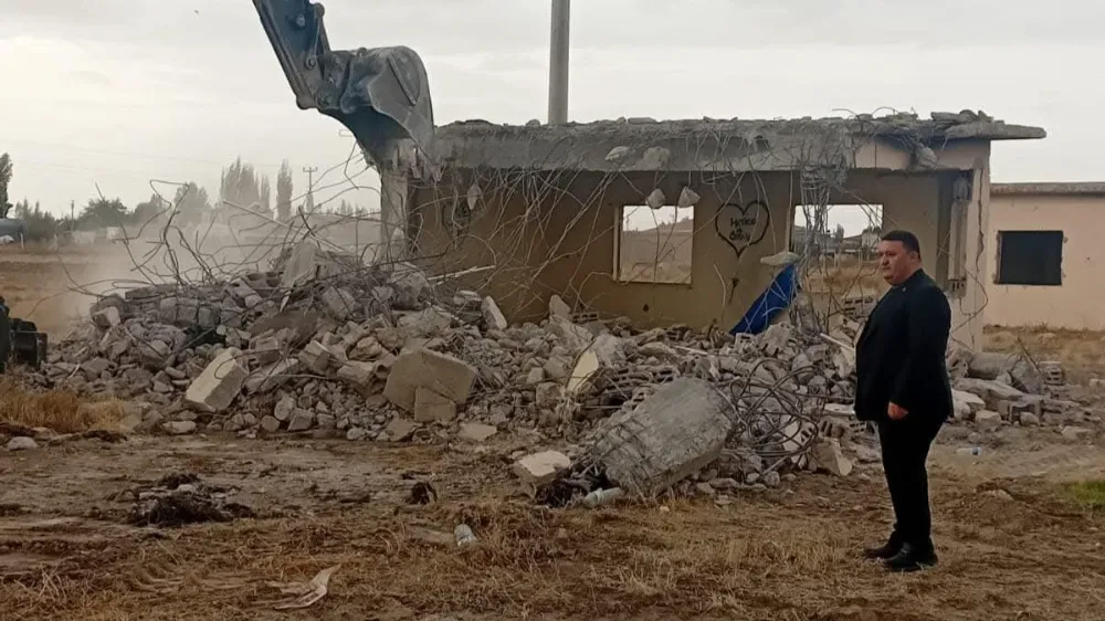 YEŞİLGÖLCÜK’TE  METRUK EVLER YIKILIYOR