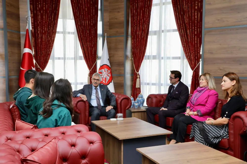 NİĞDE’DE ÖĞRENCİLERDEN VALİ ÇELİK’E “AİLE YILI” RÖPORTAJI