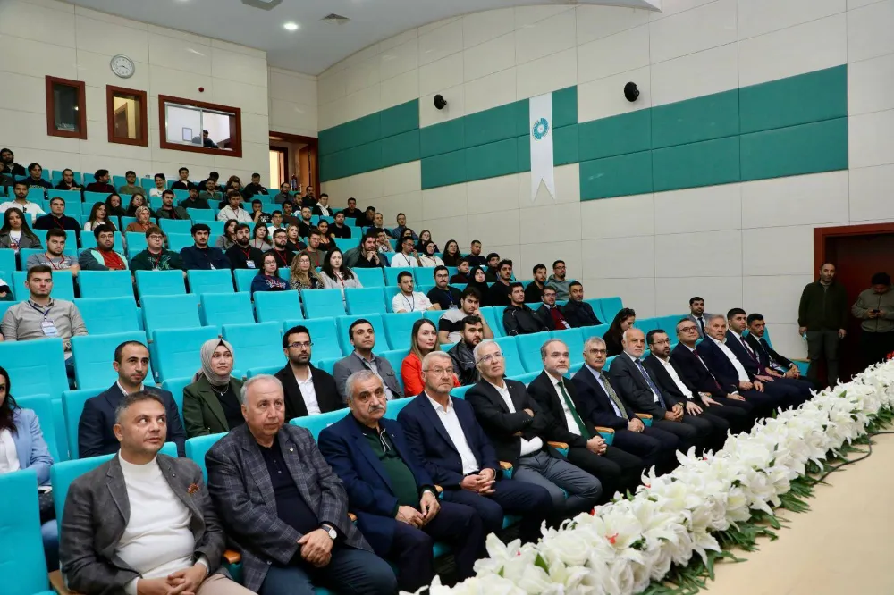 HACKNİĞDE 2025 BAŞLADI: GENÇLER GELECEĞİN DİJİTAL ÇÖZÜMLERİNİ ÜRETİYOR