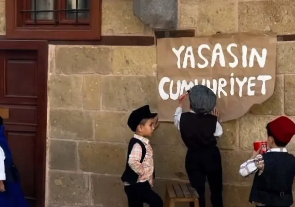 MİNİK YÜREKLER 28 EKİM COŞKUSUNU GEÇMİŞE TAŞIDI (VİDEO HABER)