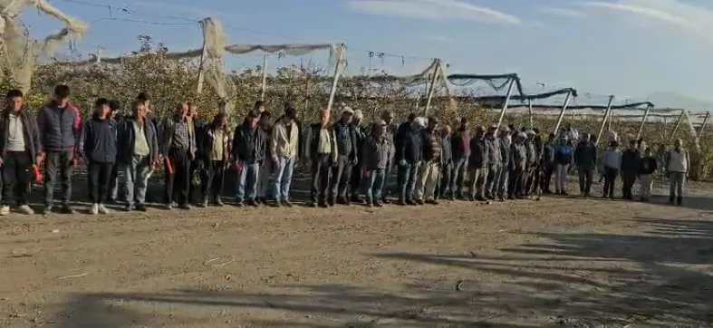 ALTUNHİSAR’DA TARIM İŞÇİLERİNDEN DUYGULANDIRAN ATA’YA SAYGI (VİDEO HABER)