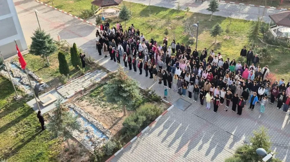 NİĞDE’DE GENÇLERDEN ATA’YA MİNNET VE SAYGI                     