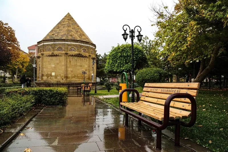 NİĞDE YAĞMURLU GÜNE UYANDI