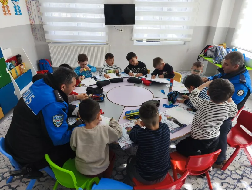 NİĞDE POLİSİNDEN MİNİKLERİ BİLGİLENDİREN EĞİTİMLER