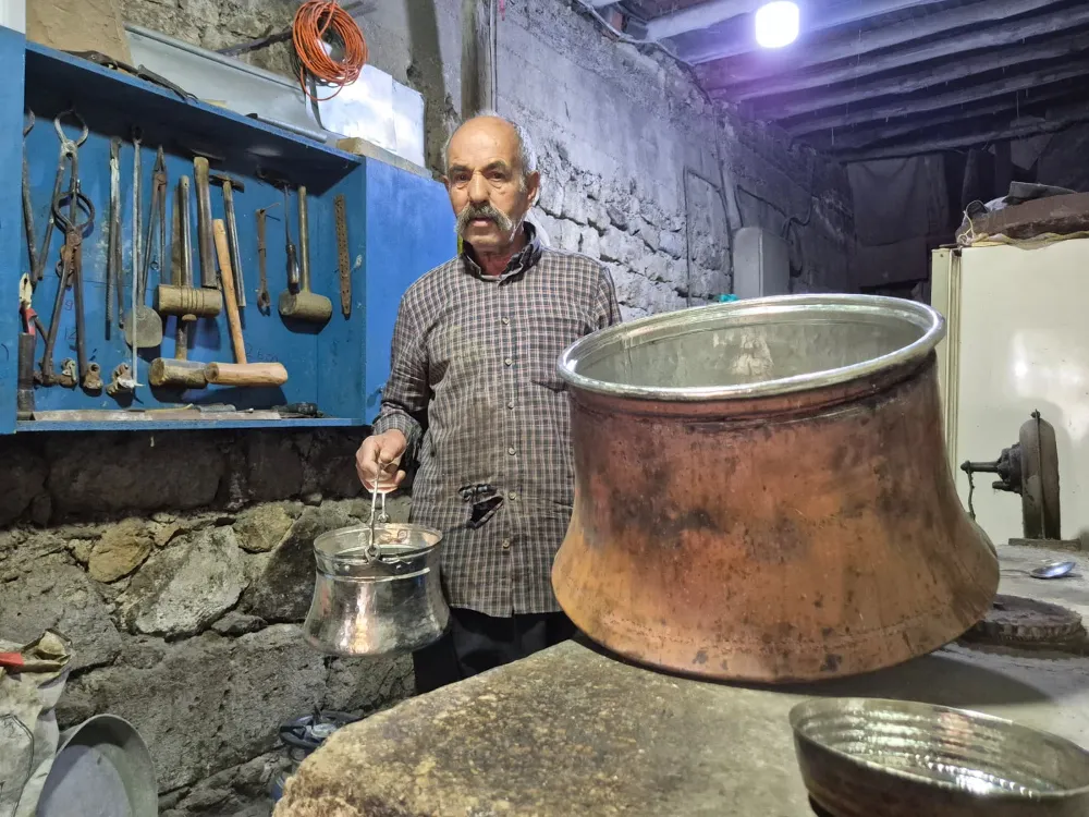 NİĞDE’NİN SON KALAYCISI: “BEN DE ÖLDÜM MÜ, MESLEK BİTİYOR” (VİDEO HABER)