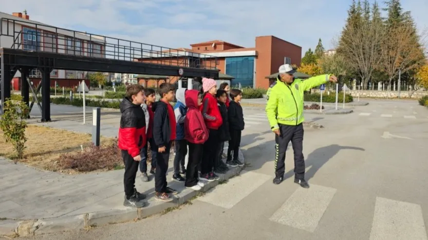 NİĞDE POLİSİNDEN GELECEĞİN SÜRÜCÜLERİNE TRAFİK EĞİTİMİ