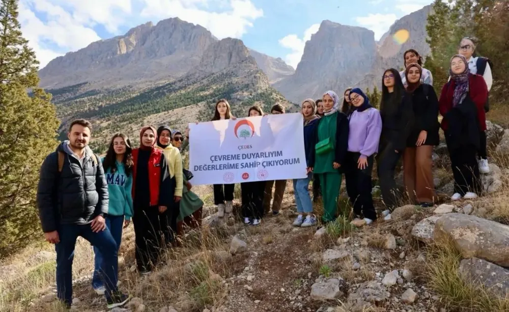 NİĞDE’DE ÖĞRENCİLER ÇAMARDI EMLİ VADİSİ’NDE DOĞA YÜRÜYÜŞÜNE KATILDI