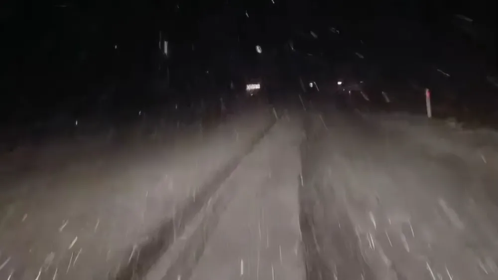 ÇAMARDI YOLU BULDURUŞ MEVKİİNDE MEVSİMİN İLK KARI YAĞDI (VİDEO HABER)