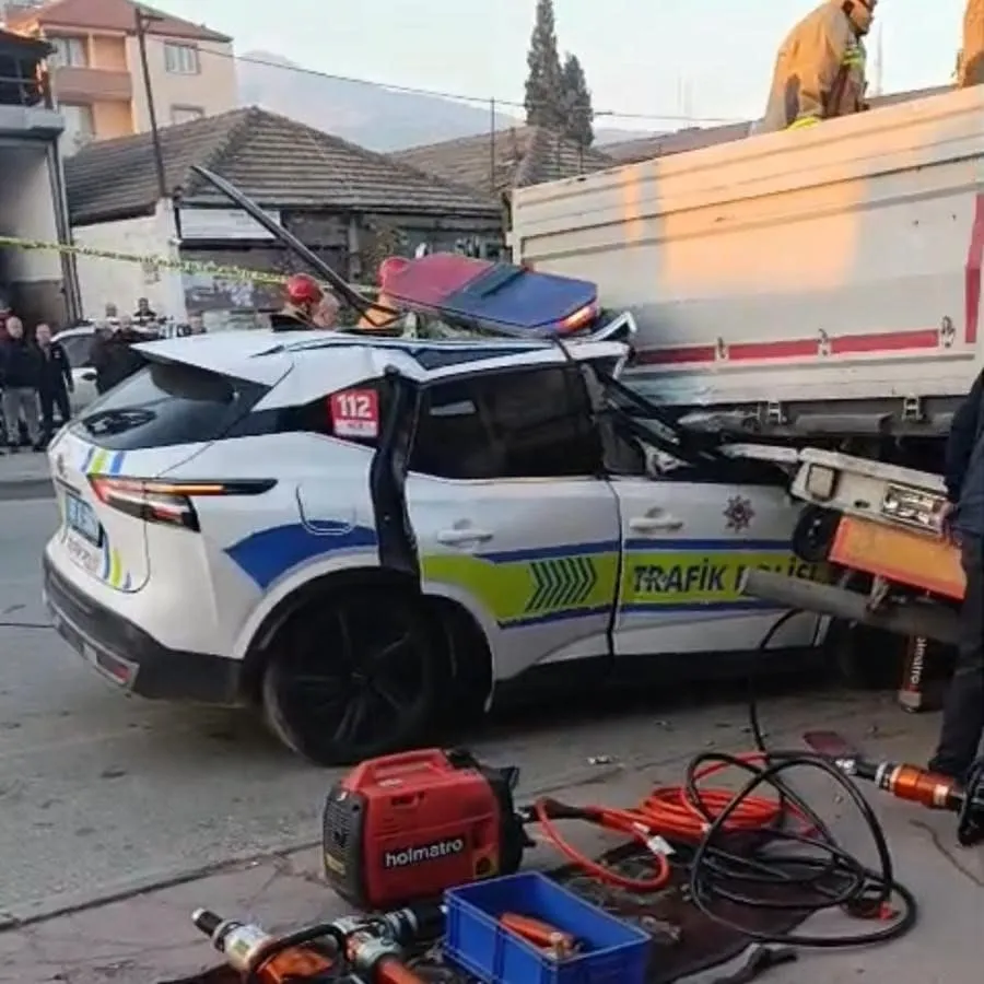 MANİSA’DA POLİS ARACI TIRA ÇARPTI: 1 ŞEHİT, 1 AĞIR YARALI