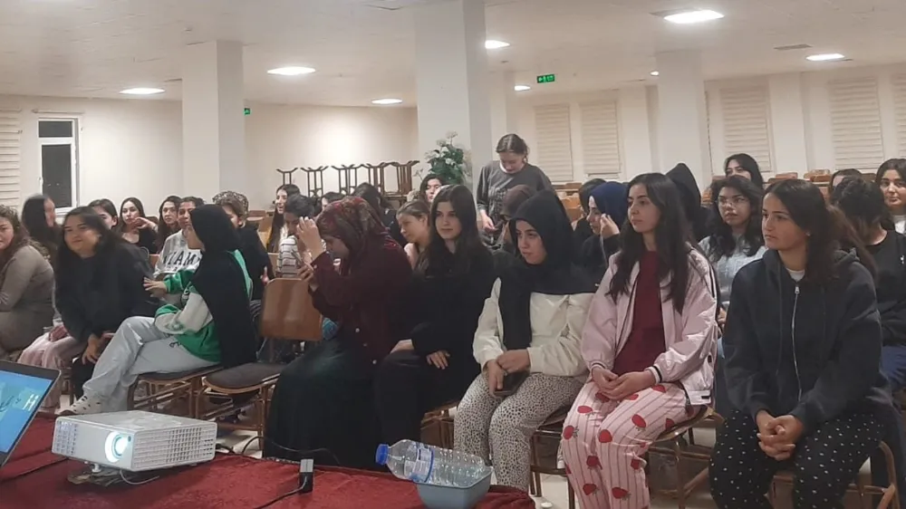 NİĞDE’DE “ÜNİVERSİTE VE YURT YAŞANTISINA UYUM” SEMİNERİ DÜZENLENDİ