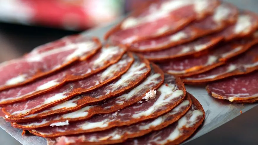 NİĞDE’DE PASTIRMA ALARMI: GIDA İNCELEMESİ BAŞLATILDI