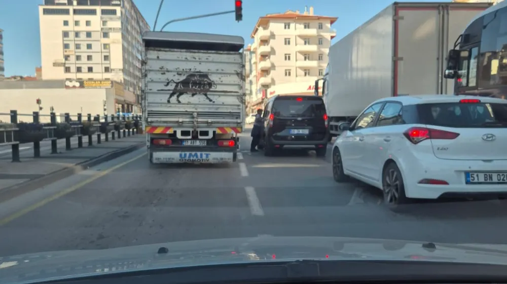 NİĞDE’DE TRAFİK IŞIKLARINDA DİLENCİ ÇOCUK TEHLİKESİ SÜRÜYOR