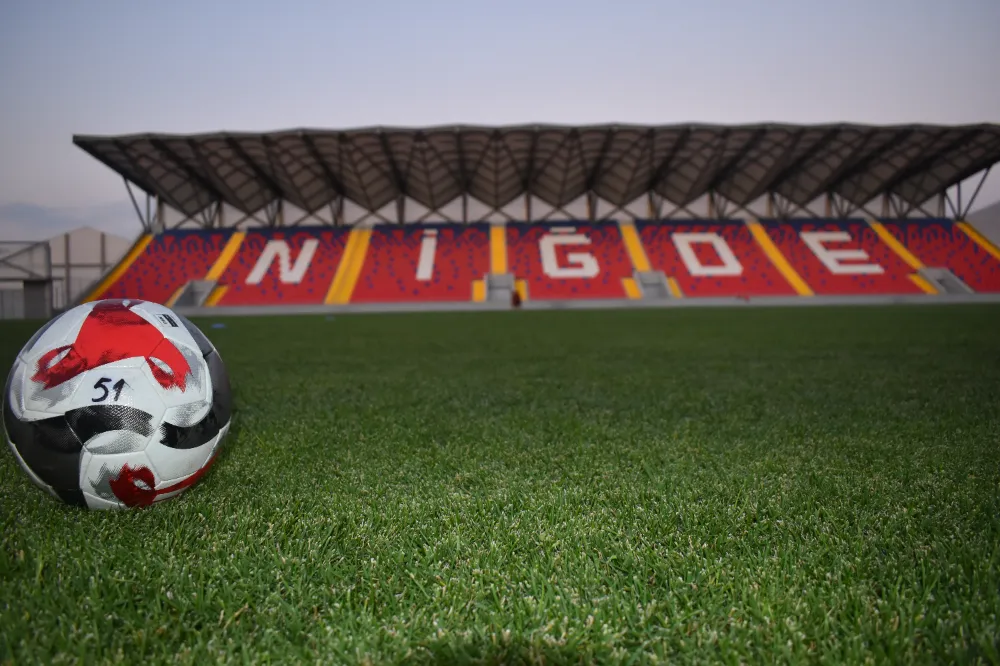 NİĞDE’DE FUTBOL ŞÖLENİ: TEK BİLETLE İKİ MAÇ