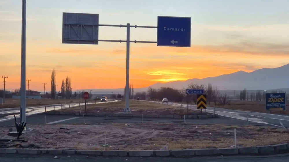 NİĞDE KAYSERİ YOLU ÇAMARDI KAVŞAĞINDA IŞIK TALEBİ ARTIYOR (VİDEO HABER)