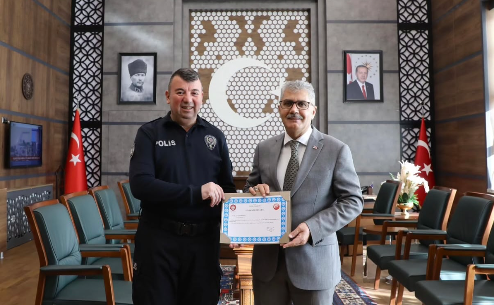 NİĞDE VALİSİ CAHİT ÇELİK’TEN EMEKLİ POLİS MEMURUNA TEŞEKKÜR BELGESİ
