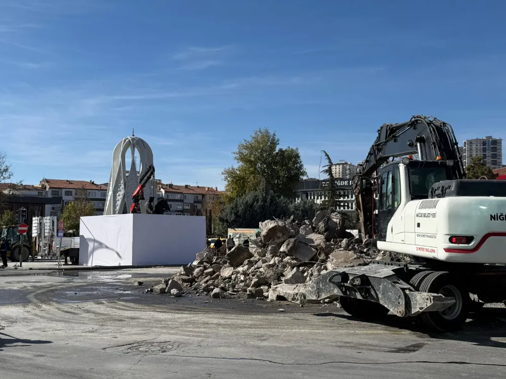 ATATÜRK ANITI, CUMHURİYET MEYDANI’NDA YENİ KONUMUNA TAŞINIYOR