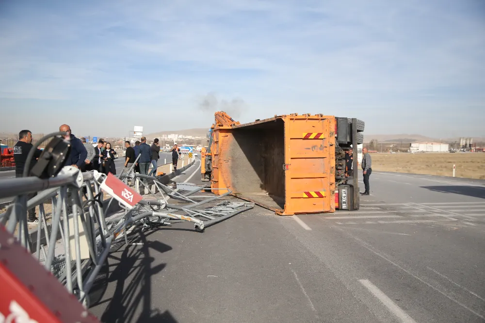 NİĞDE’DE DAMPERİ AÇIK KALAN KAMYON EDS DİREĞİNE ÇARPIP DEVRİLDİ