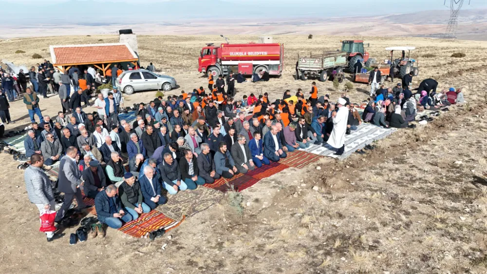 ULUKIŞLA’DA YAĞMUR DUASI KATRAN DEDE TÜRBESİ’NDE GERÇEKLEŞTİRİLDİ